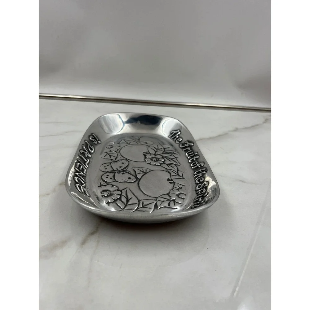 Wilton Armetale Susan Winget Fruit of the Spirit Patience Bread Tray 334134